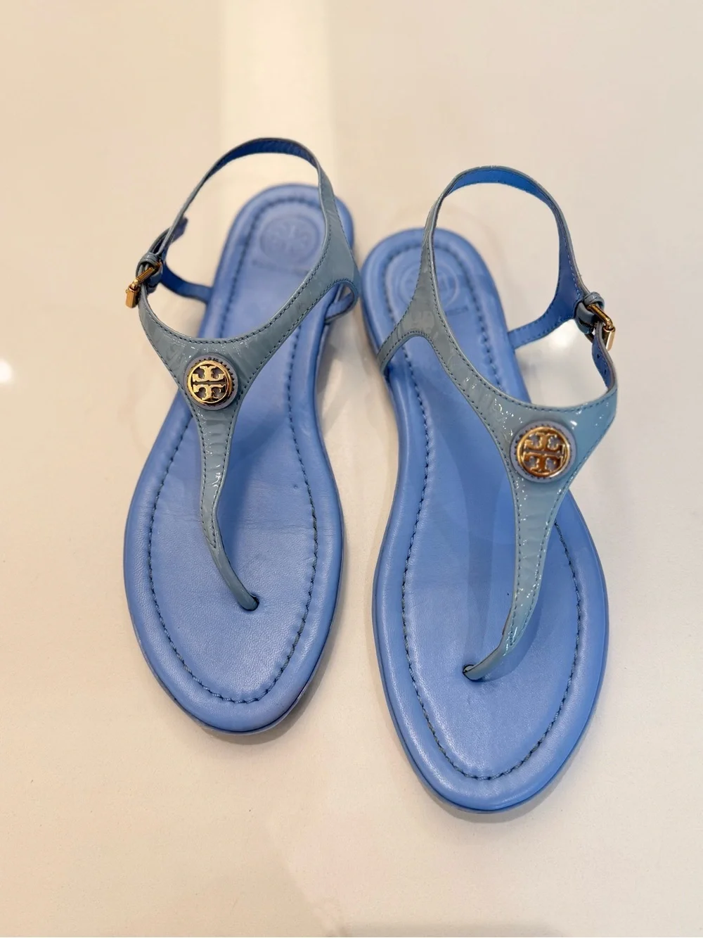 Tory Burch RARE Patent Leather Thong Sandals Blue Gold Logo Flat Sandals‎ 7.5M